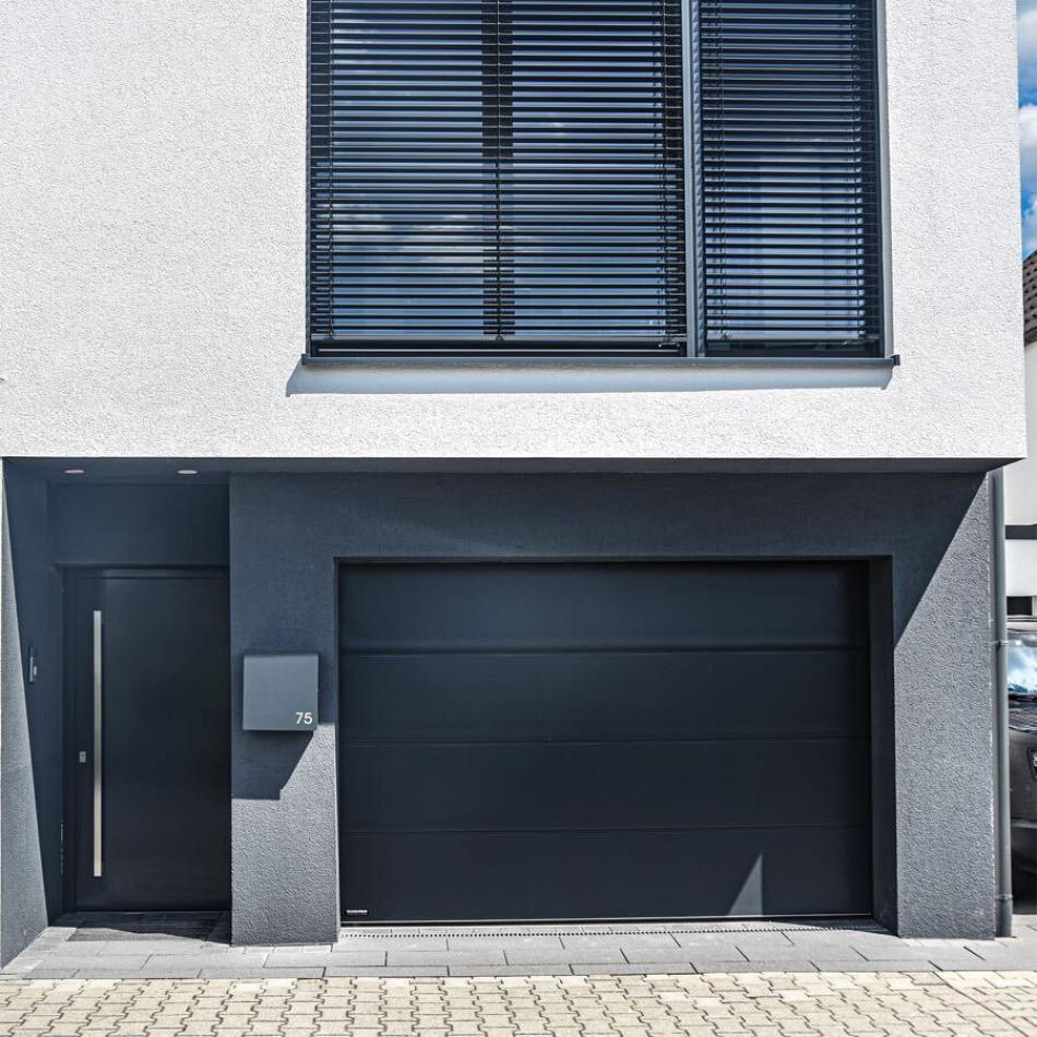 Großes Garagentor aus Aluminium.