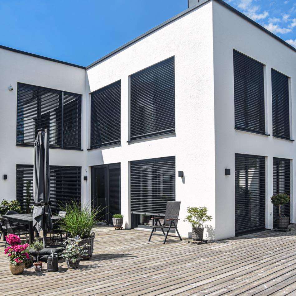 Hochwertiges Aluminiumfenster mit Rahmen und modernem Design.