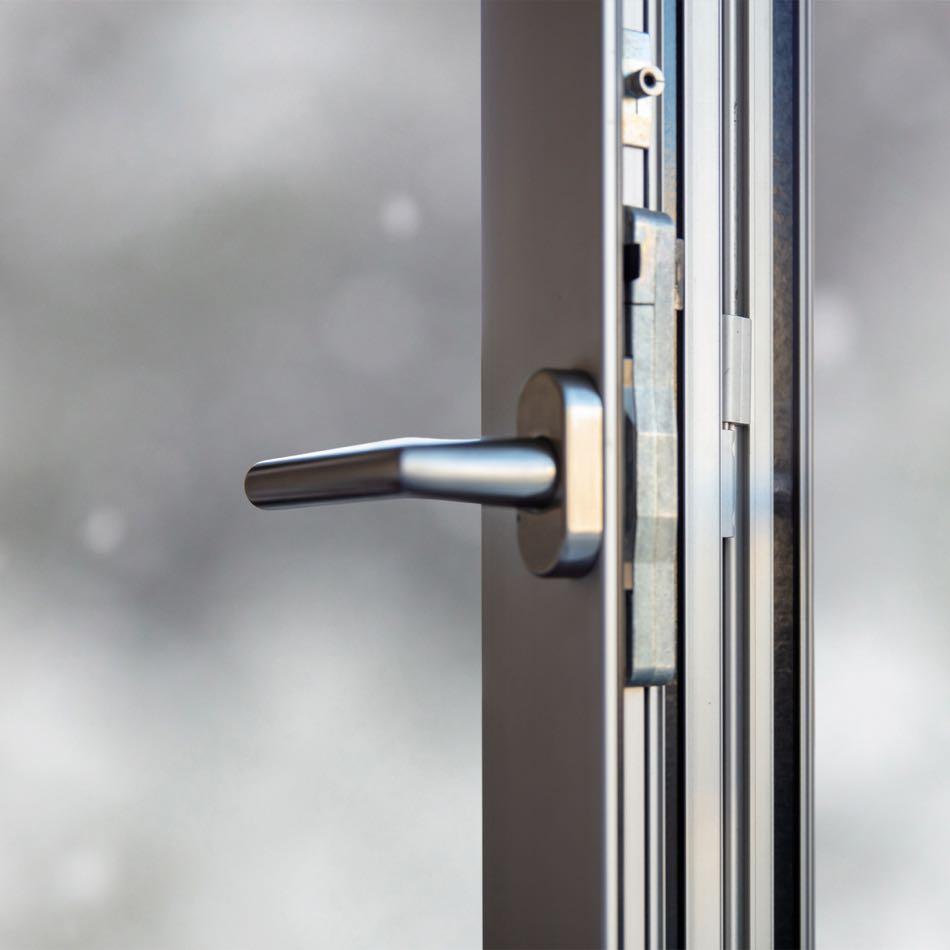 Detailaufnahme eines Aluminiumfensters mit moderner Pulverbeschichtung.