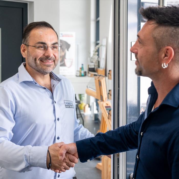 Willi Hartmann schüttelt einem Geschäftspartner die Hand.