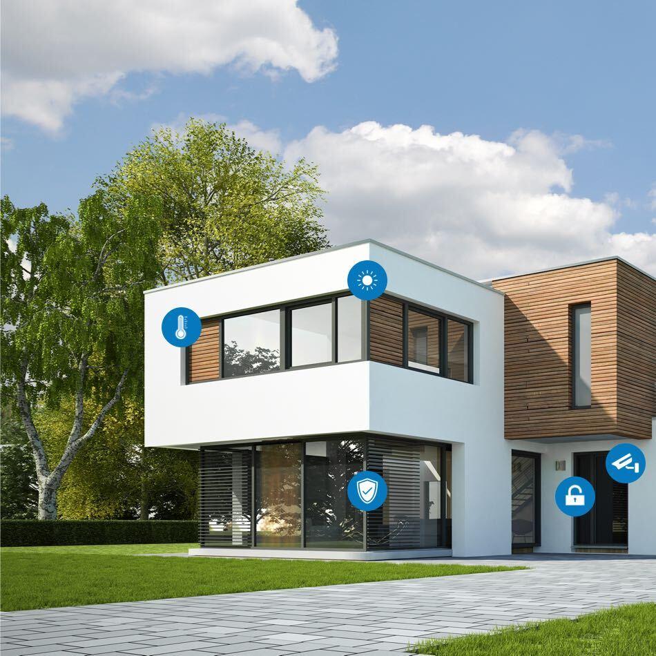 Ein Haus mit großen Fenstern und Symbolen zum Thema Smart-Home.