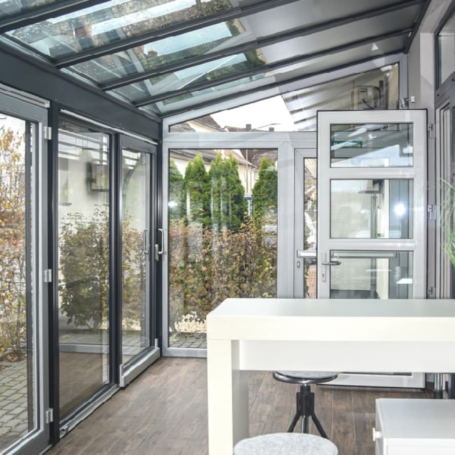Ein Blick auf eine große Glasfront in der Ausstellung von Fensterbau Hartmann. 