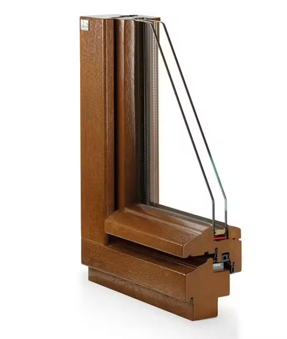 Querschnittsdarstellung eines modernen Holzfensterprofils in Braun mit zweit­facher Wärmeschutzverglasung: Man sieht den massiven Rahmenaufbau, die doppelte Glasscheibe mit Abstandshalter, Dichtungsrillen sowie den Metallbeschlag am unteren Teil des Rahmens.