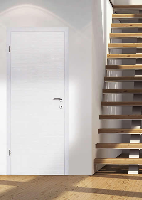 Haustür in einem Flur mit einer Treppe. 