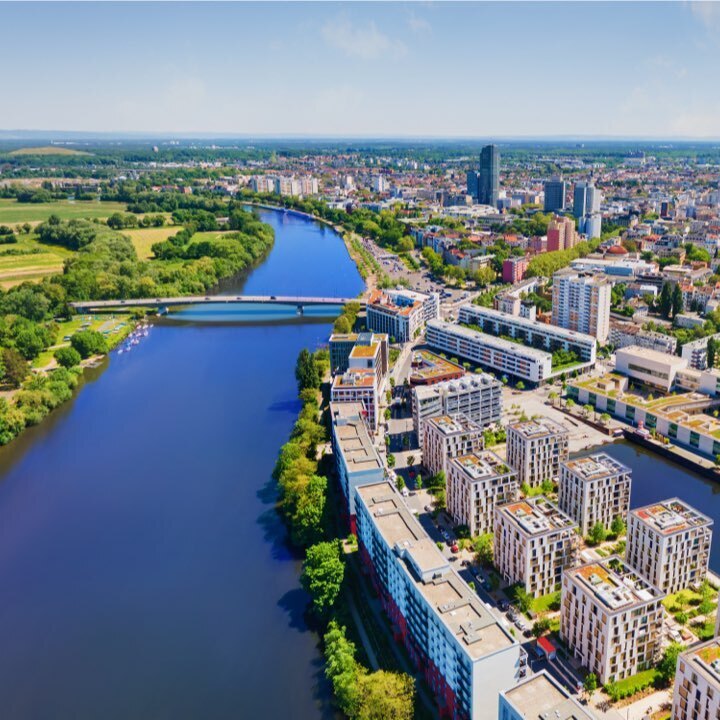 Blick auf den Main und Offenbach. 