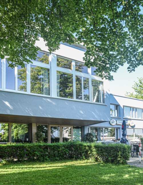 Darstellung eines modernen Förderfensters mit eleganter Rahmenstruktur.