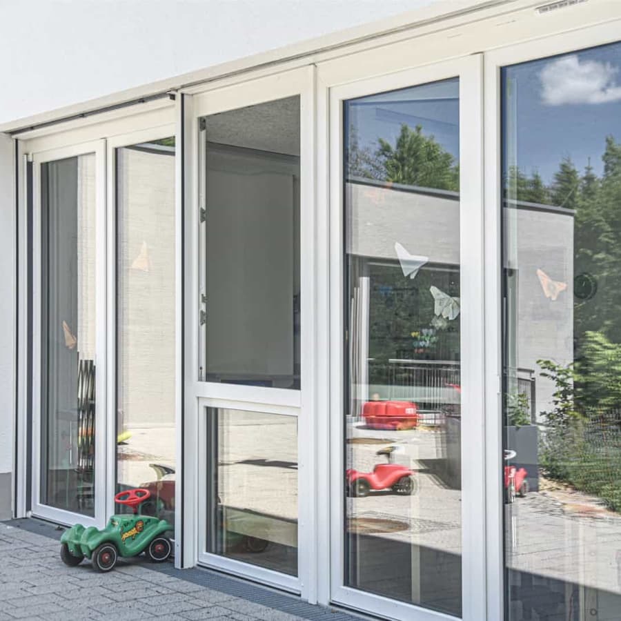 Individuell gestaltete Fenster in einem Wohnhaus.