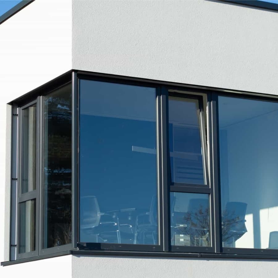 Moderne Fensterinstallation in einem Einfamilienhaus