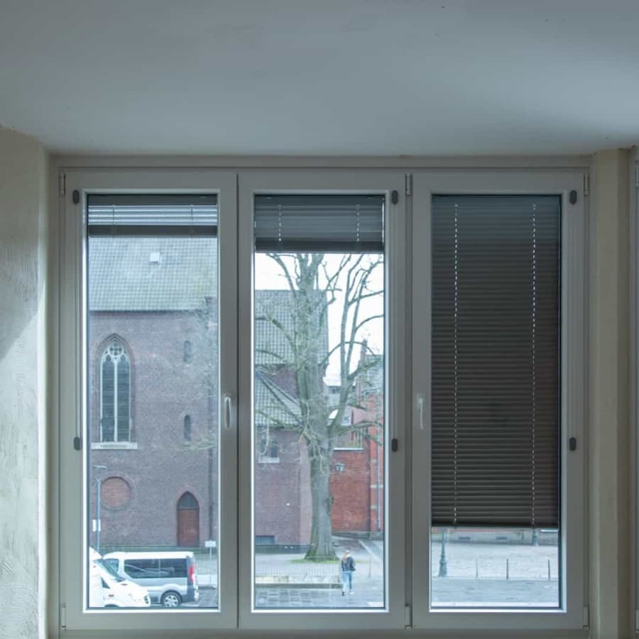 Großzügige Fensterfront in einem Neubau