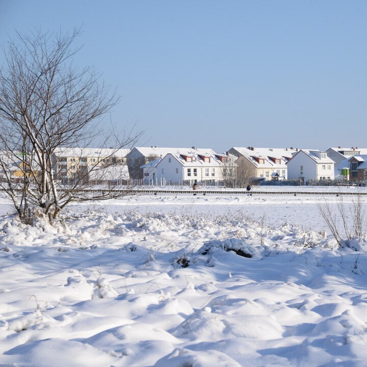 Rödermark im Winter mit verschneiten Häusern