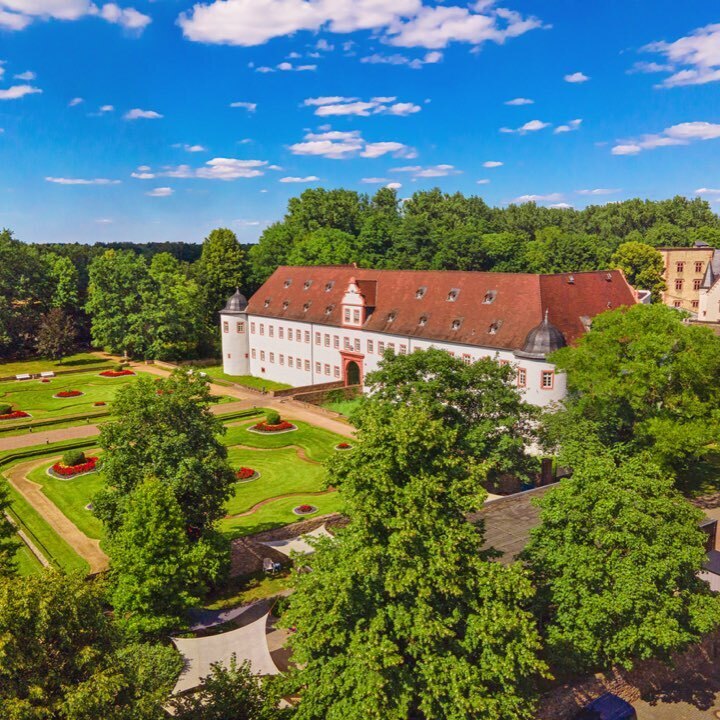 Heusenstamm Park mit historischem Gebäude